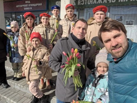 Члены Общественной палаты поздравляли женщин на улице города