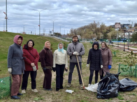 Сегодня в сквере имени Волкова в Калуге прошел субботник на Аллее Новороссии! 
