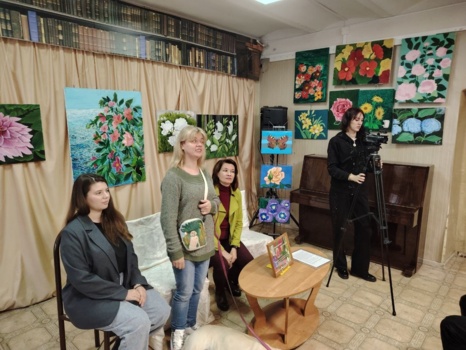 Выставка картин художников с ограничениями по зрению путешествует по Калужской области