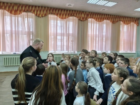 Алексей Бычин провел урок мужества в 7-й школе