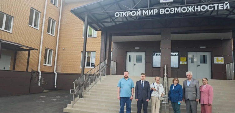 От стройки до "умного огорода": члены Общественной палаты оценили преображение Лопатинской школы