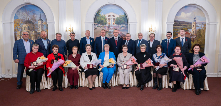 Губернатор наградил члена Общественной палаты Ларису Пахомову медалью «За особые заслуги»