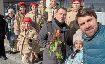 Члены Общественной палаты поздравляли женщин на улице города