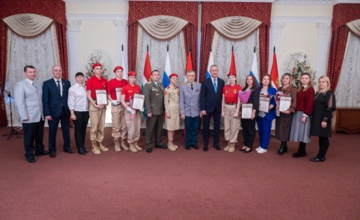 Владислав Шапша наградил медалью «80 лет Калужской области» Александра Погудина