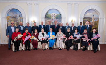 Губернатор наградил члена Общественной палаты Ларису Пахомову медалью «За особые заслуги»